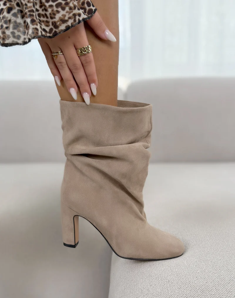 Bottines femme beige élégantes en suédine à talon épais et effet plissé