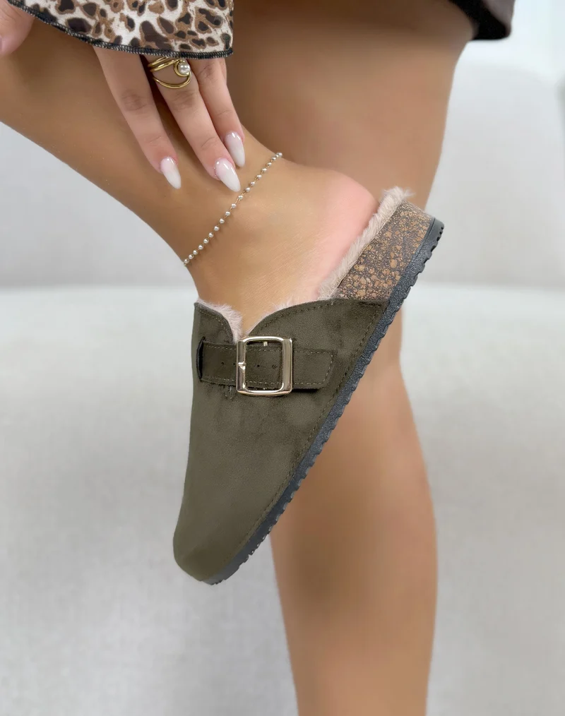 Mules femme kaki tendance fourrées à boucle dorée