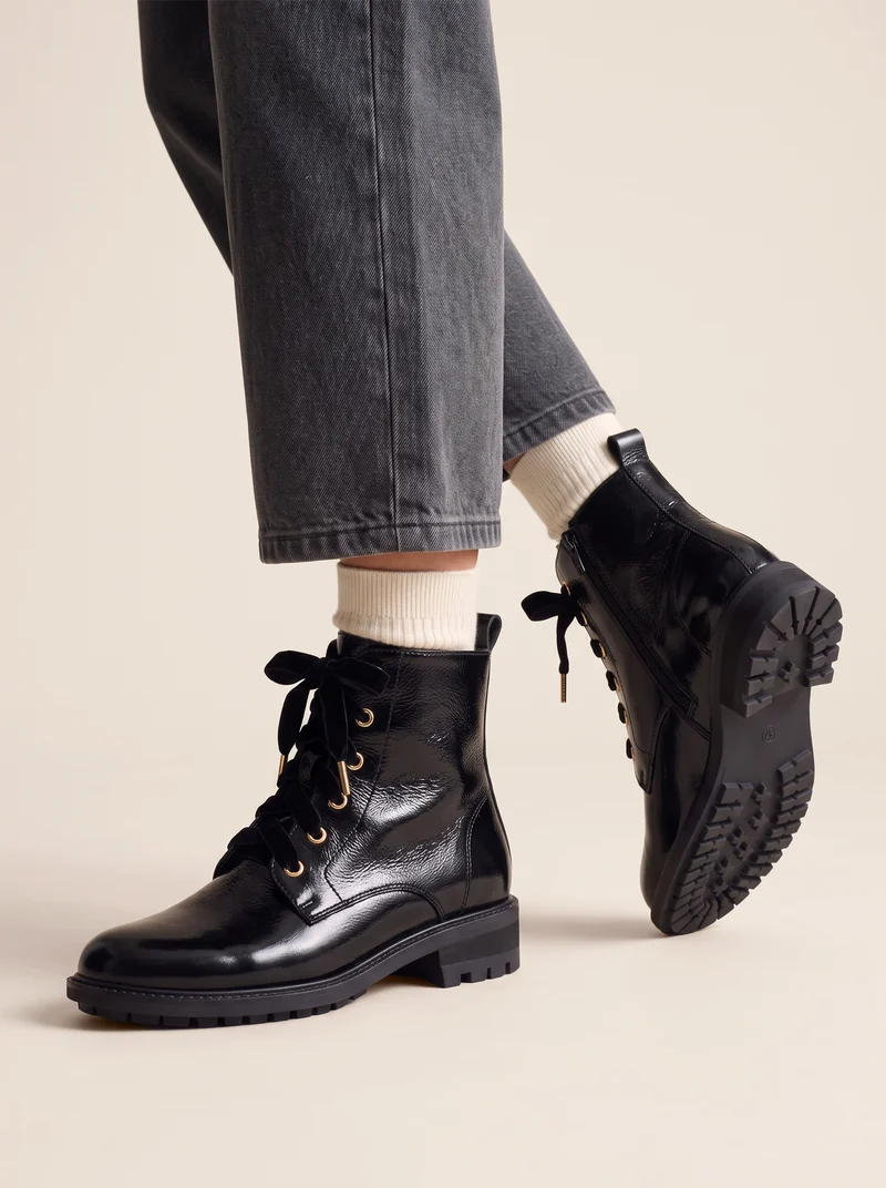 Bottines plates à lacet cuir vernis noir