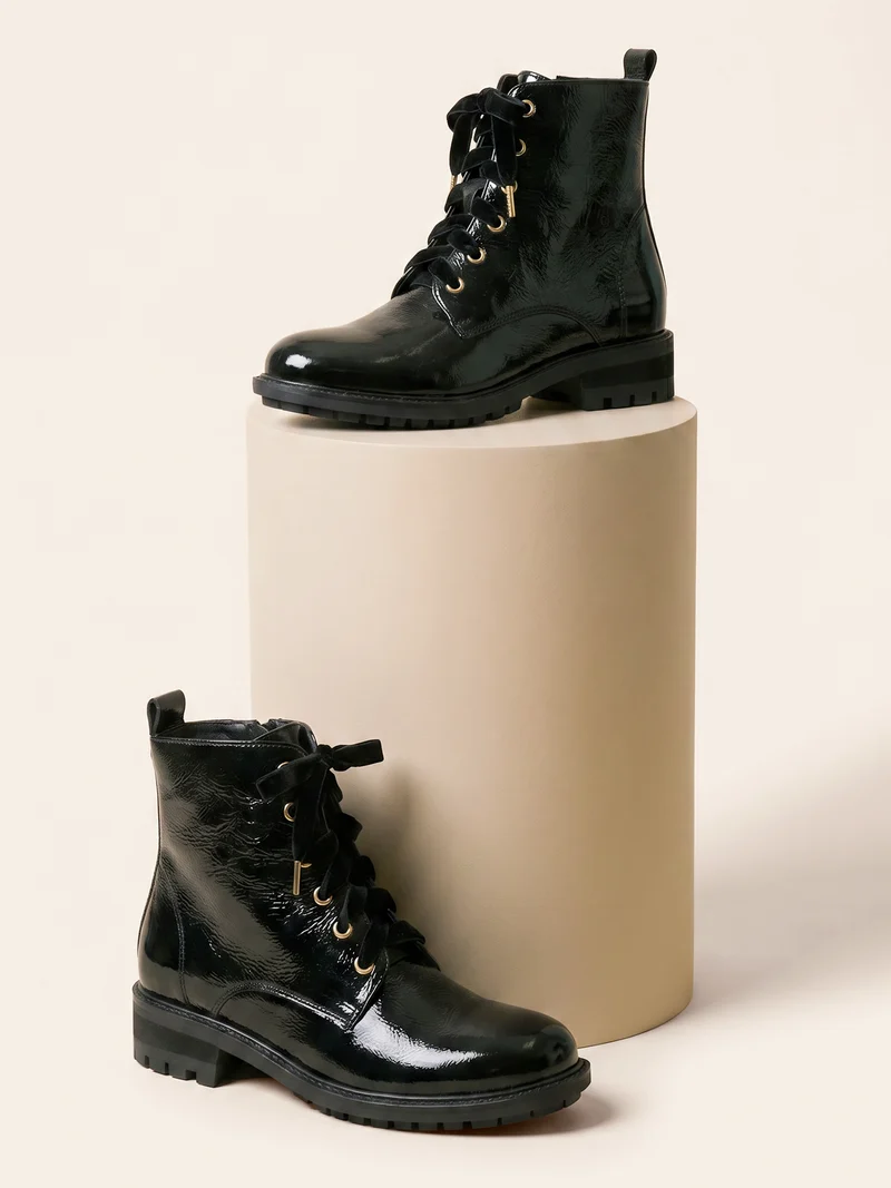 Bottines plates à lacet cuir vernis noir