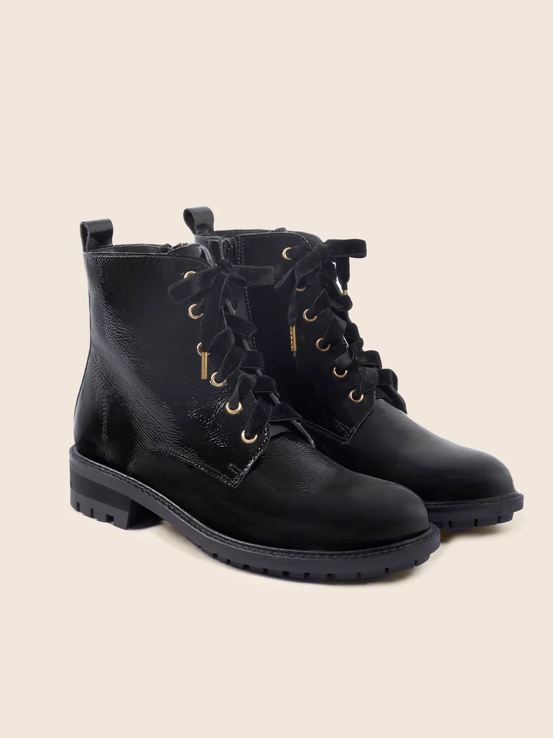 Bottines plates à lacet cuir vernis noir