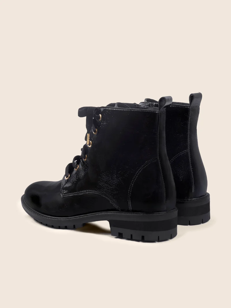 Bottines plates à lacet cuir vernis noir