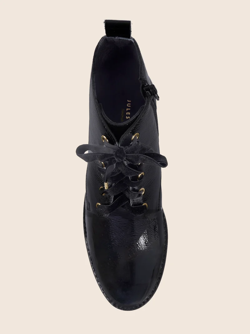 Bottines plates à lacet cuir vernis noir