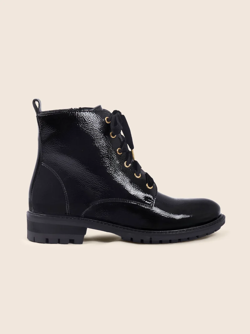 Bottines plates à lacet cuir vernis noir