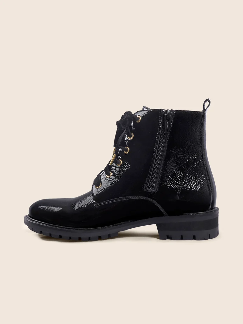 Bottines plates à lacet cuir vernis noir