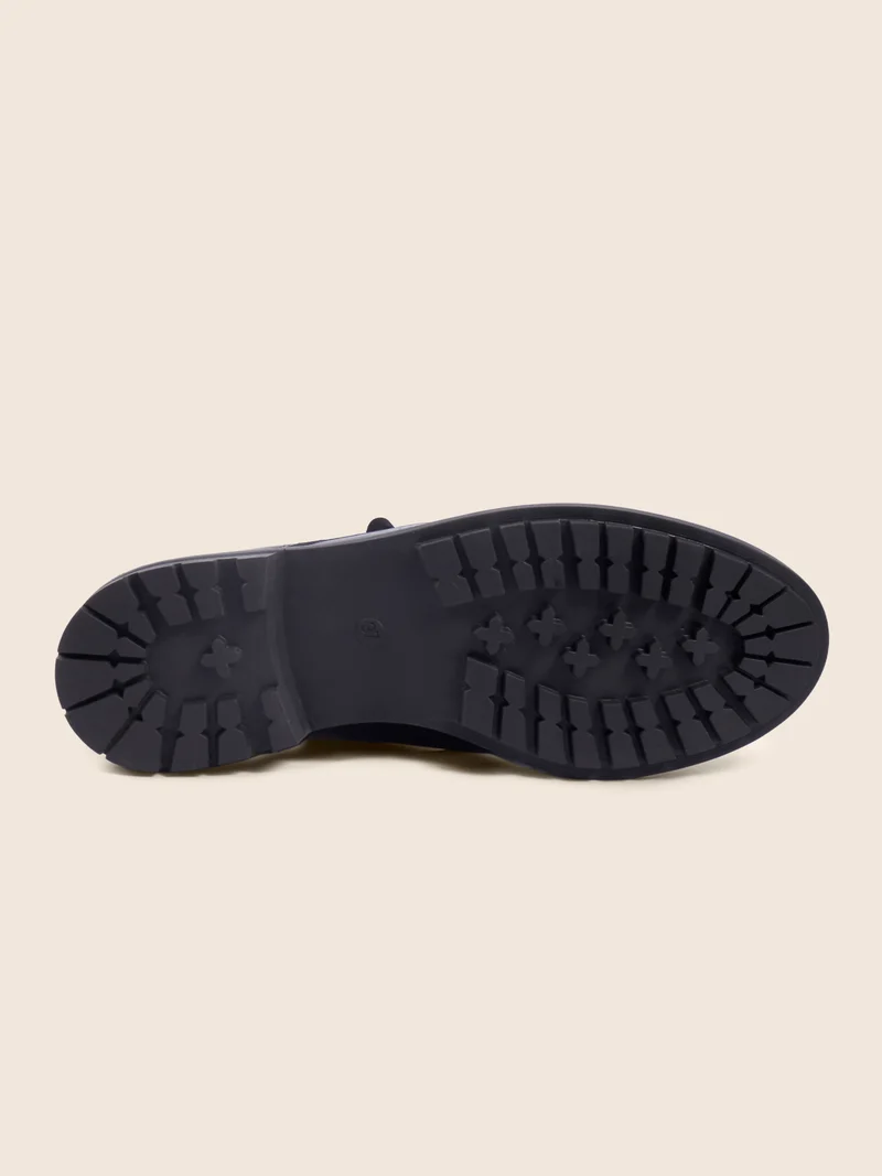 Bottines plates à lacet cuir vernis noir