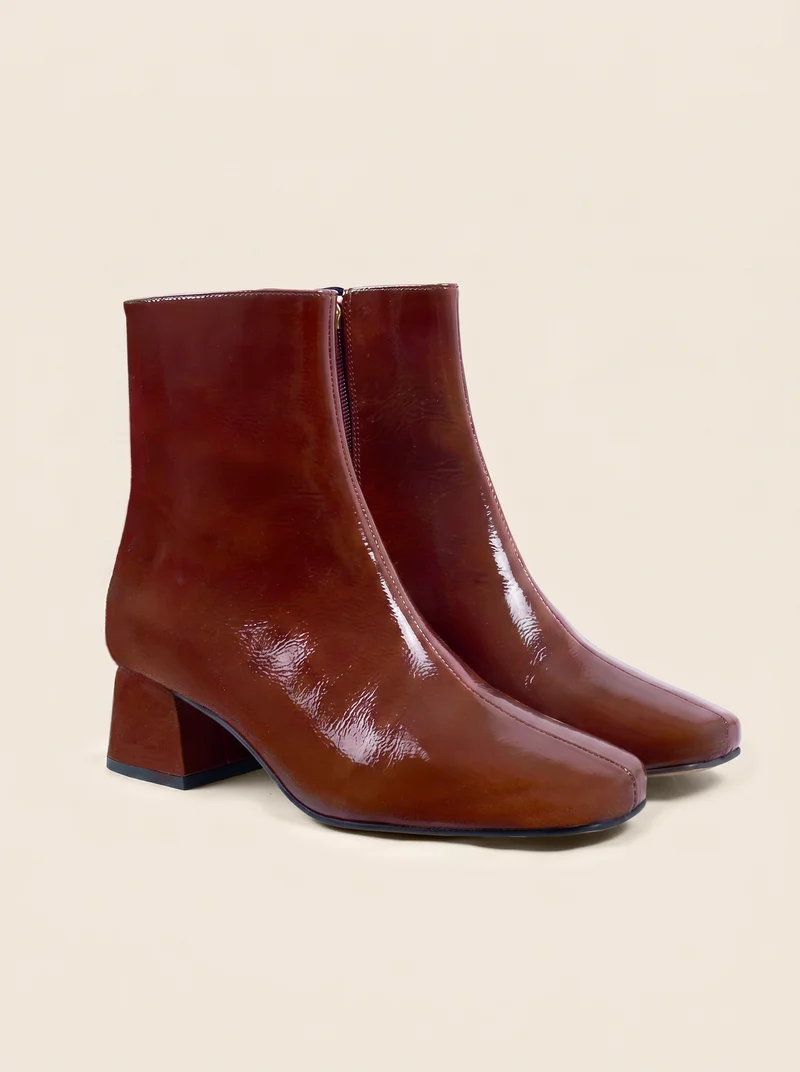 Bottines moyen talon carré vernis brique