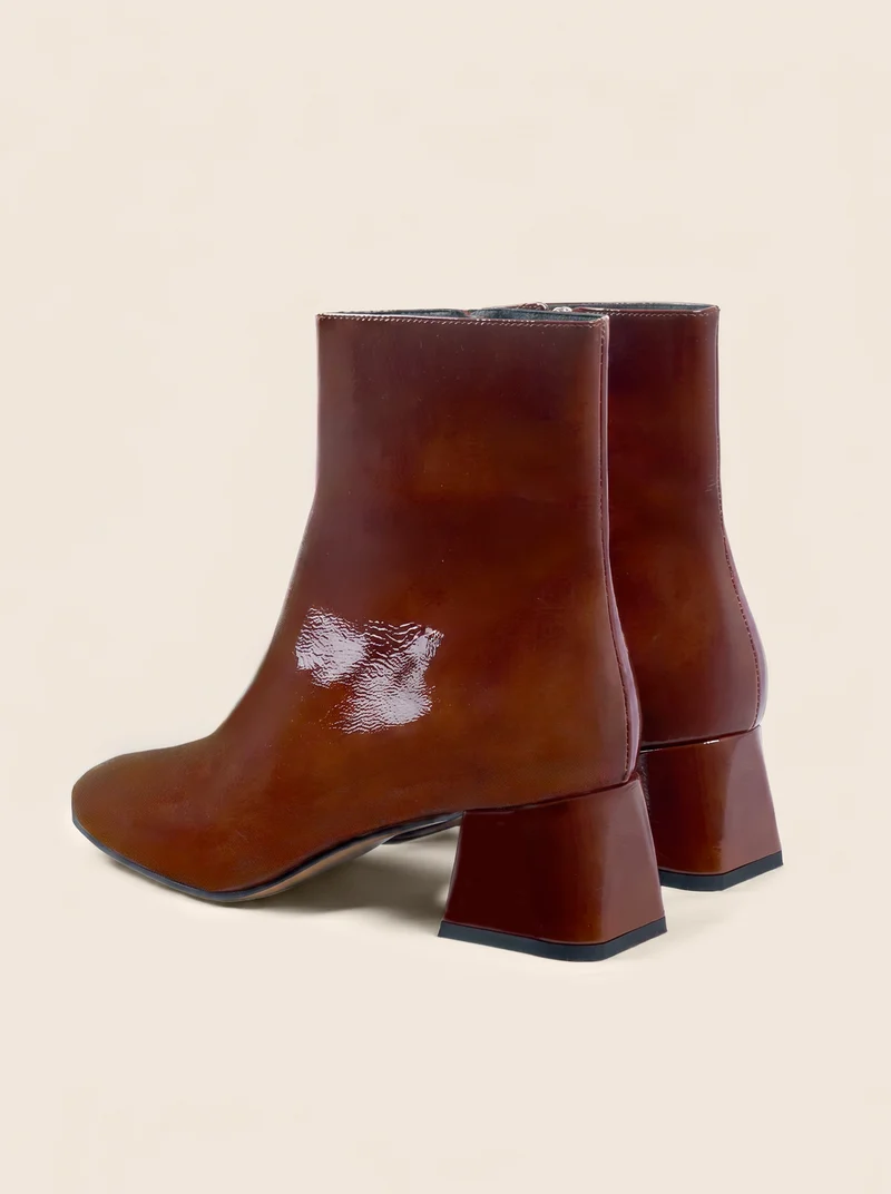 Bottines moyen talon carré vernis brique