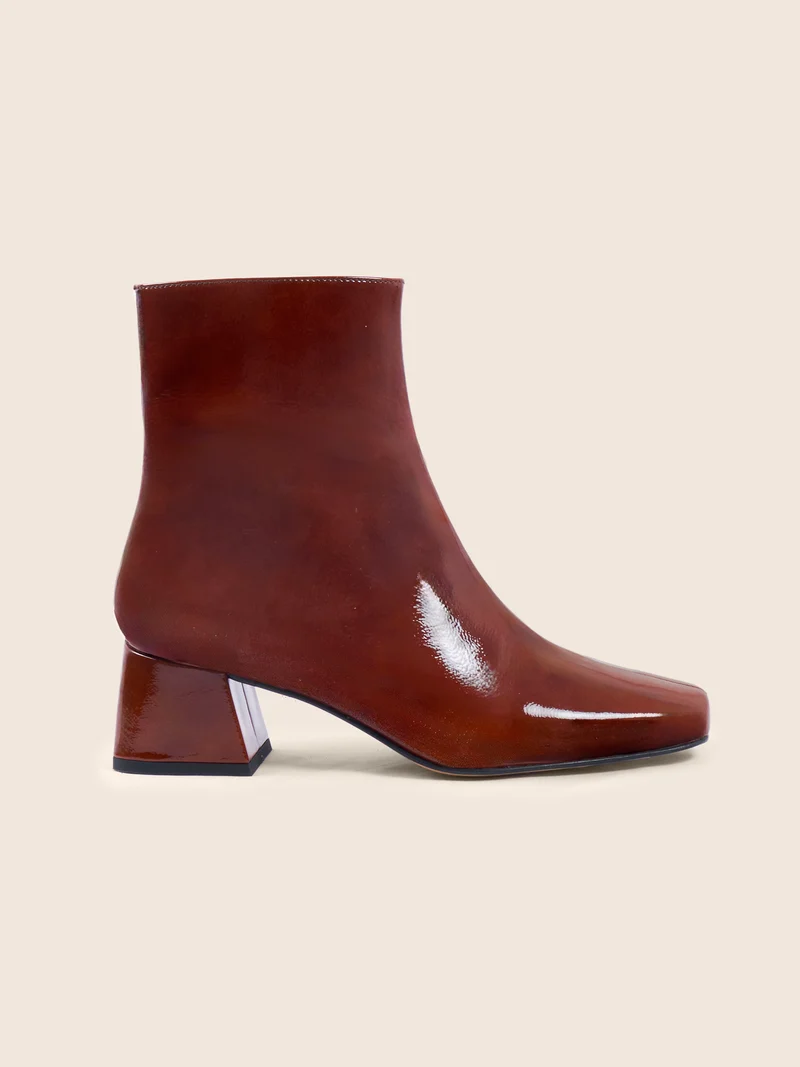 Bottines moyen talon carré vernis brique