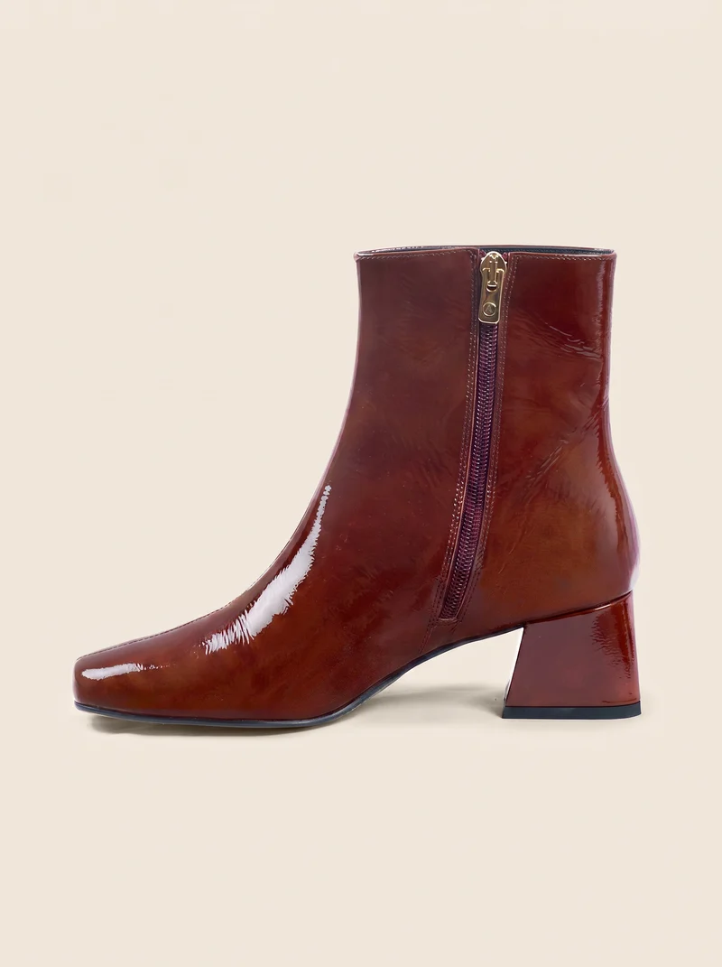 Bottines moyen talon carré vernis brique