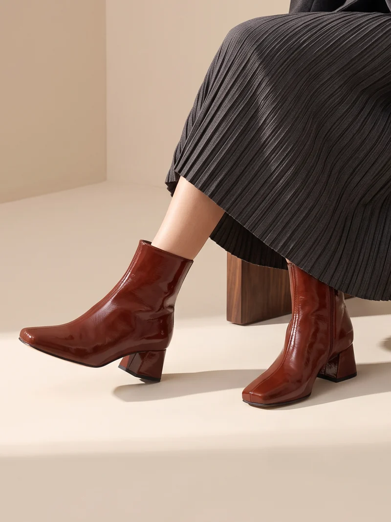 Bottines moyen talon carré vernis brique