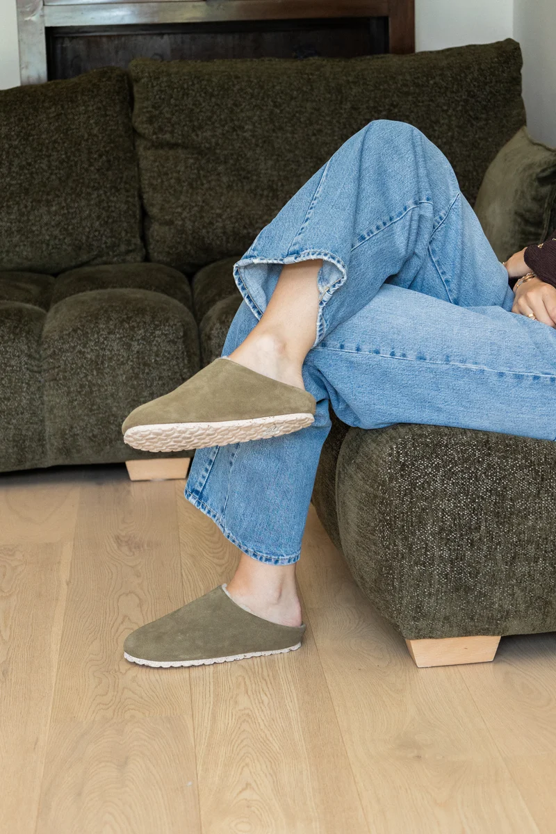 Claudine — Sabot en Cuir Suède Kaki | Doublure Laine | Fabriqué au Portugal