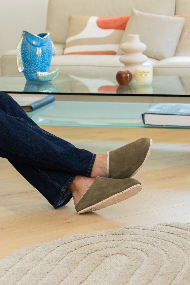 Claudine — Sabot en Cuir Suède Kaki | Doublure Laine | Fabriqué au Portugal