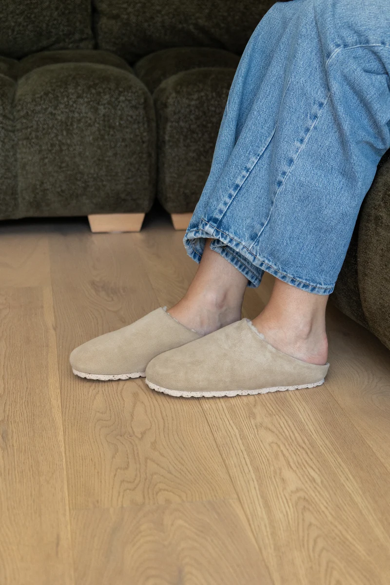 Claudine — Sabot en Cuir Suède Sable | Doublure Laine | Fabriqué au Portugal