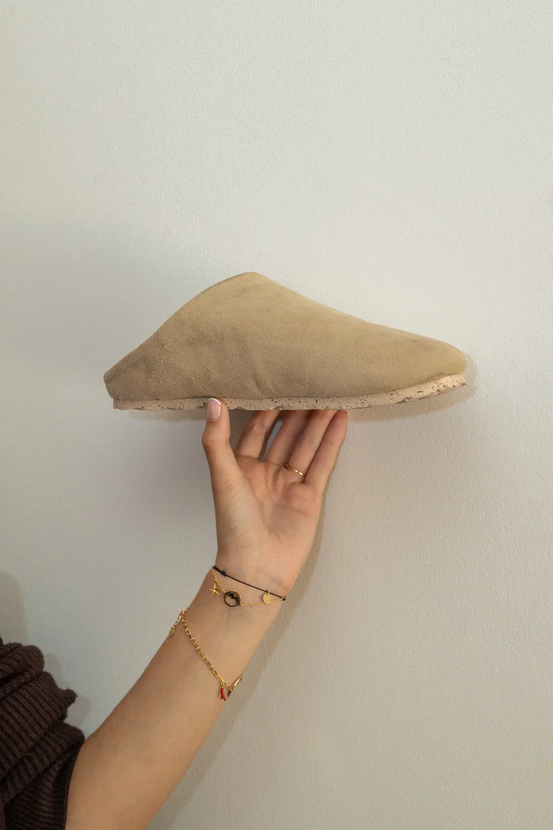 Claudine — Sabot en Cuir Suède Sable | Doublure Laine | Fabriqué au Portugal