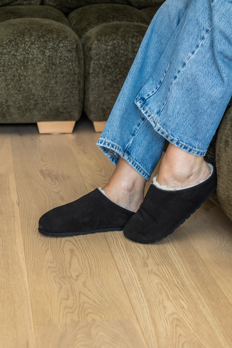 Claudine — Sabot en Cuir Suède Noir | Doublure Laine | Fabriqué au Portugal