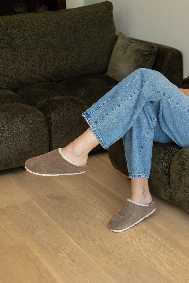 Claudine — Sabot en Cuir Suède Marron | Doublure Laine | Fabriqué au Portugal