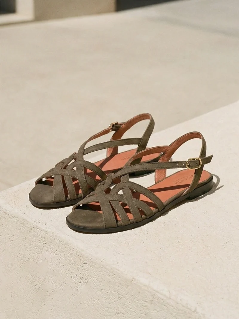 Sandales plates brides cuir daim kaki