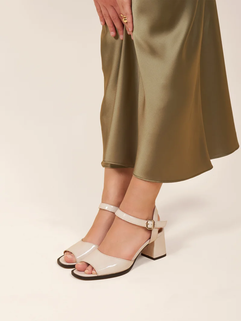 Sandales talon bloc cuir vernis crème