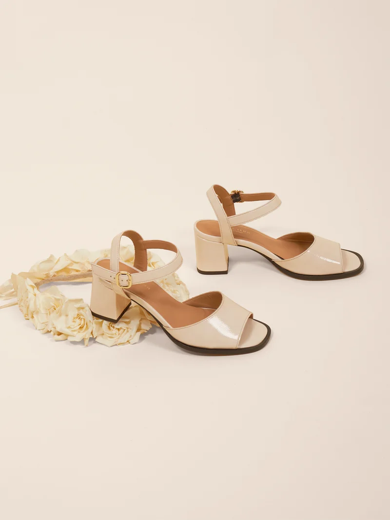 Sandales talon bloc cuir vernis crème