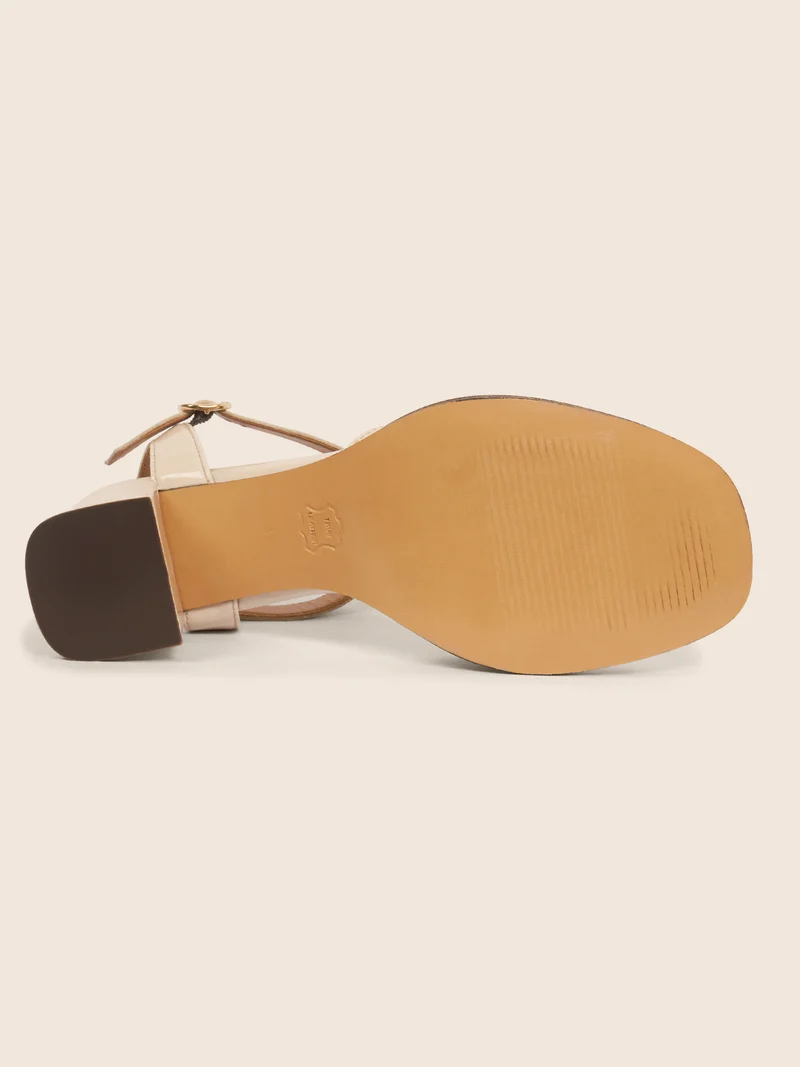 Sandales talon bloc cuir vernis crème