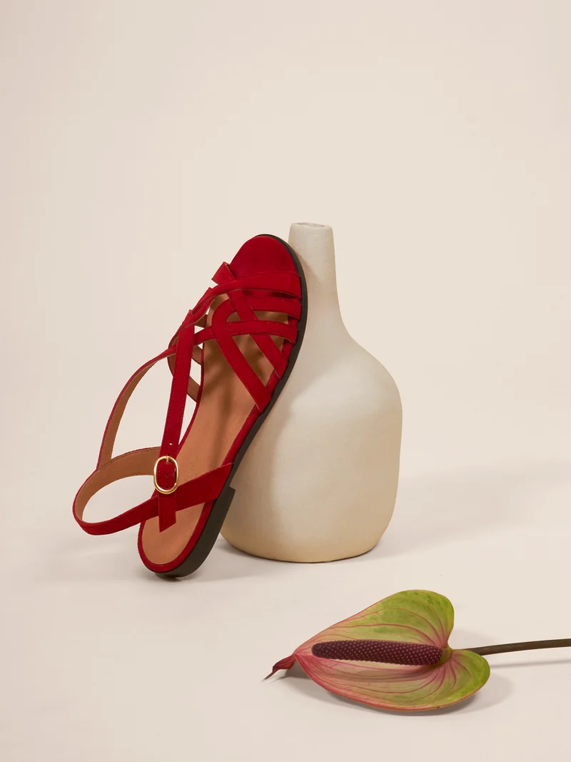 Sandales plates brides cuir daim rouge
