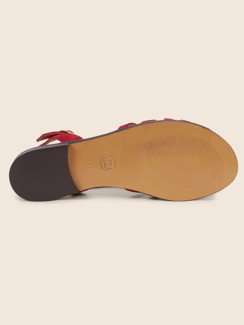 Sandales plates brides cuir daim rouge
