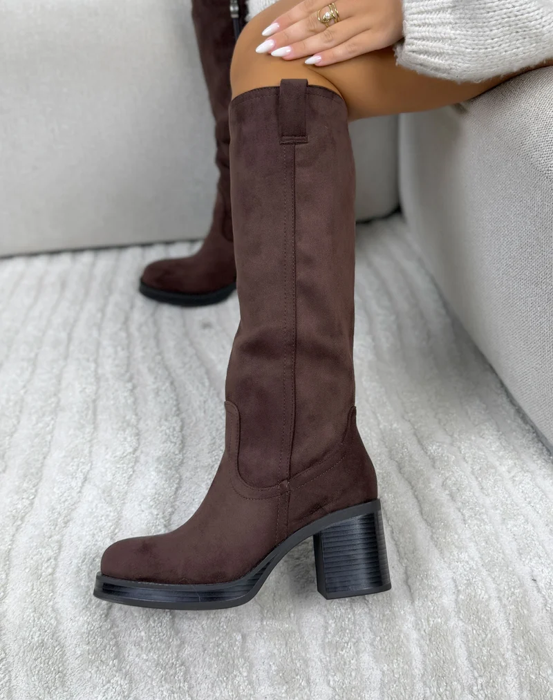 Bottes femme marron chocolat élégantes à talon carré et effet daim