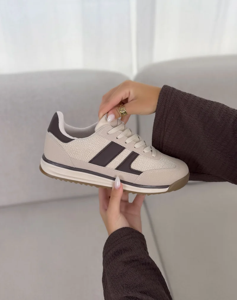 Basket femme beige tendance avec bandes marron chocolat et détails texturés