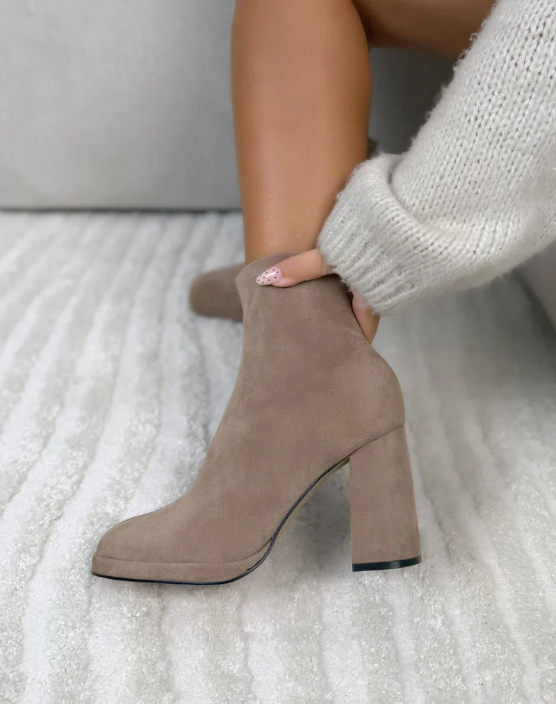 Bottines femme beige élégantes en suédine effet chaussette à talon haut épais