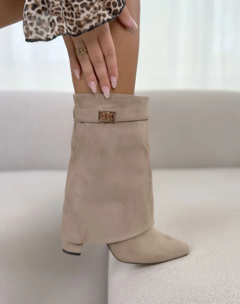 Bottines femme taupe élégantes en suédine à revers, boucle dorée et talon haut épais