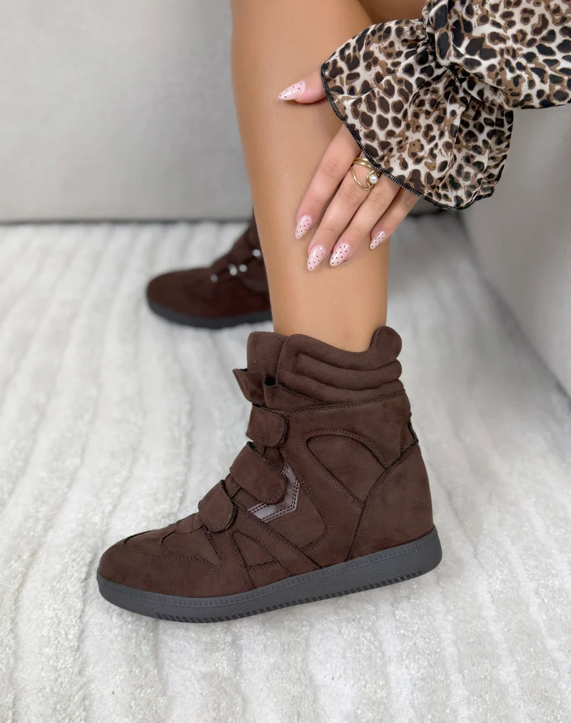 Baskets femme marron foncé tendance en suédine à talon compensé et 3 scratchs