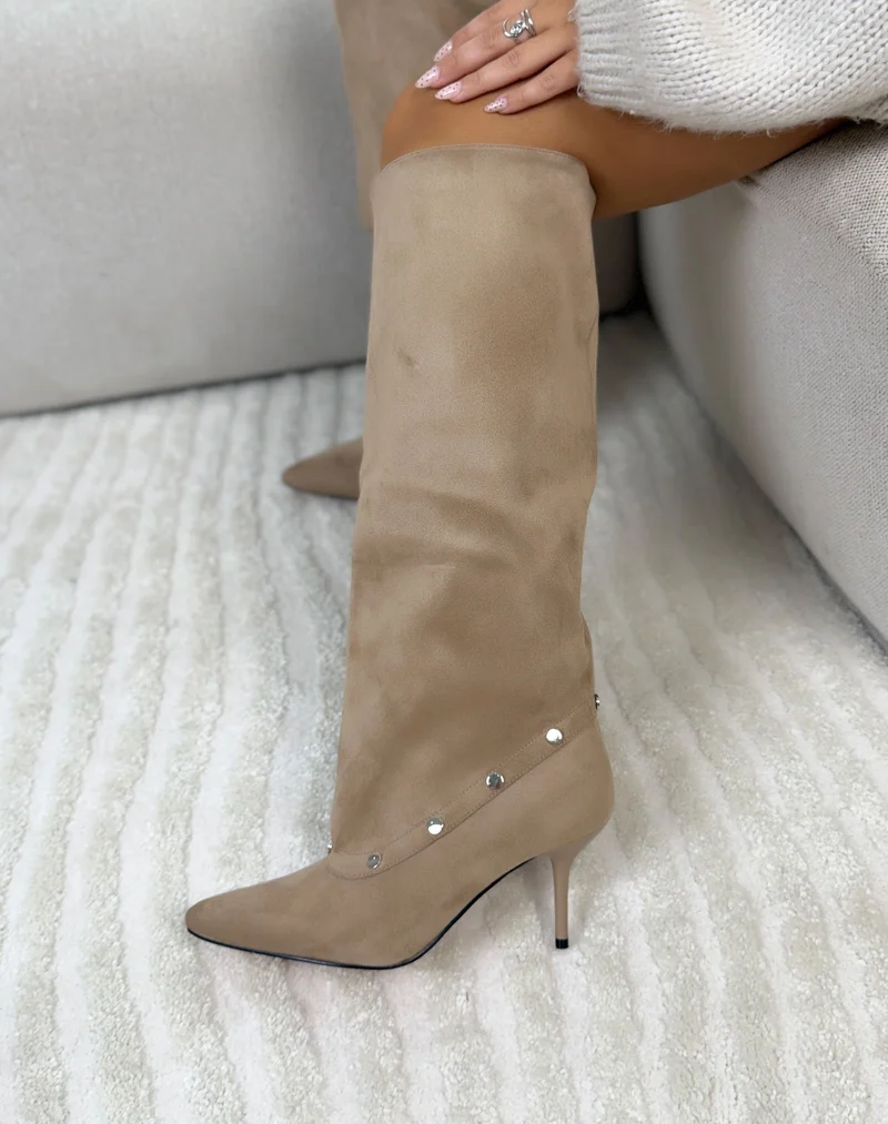 Bottes femme beige élégantes en suédine à talon aiguille et boutons argentés