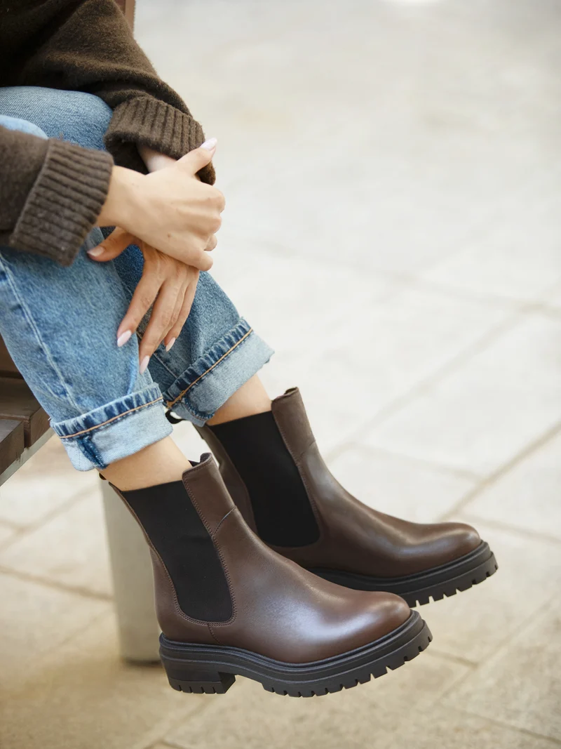 Bottines Chelsea crantées cuir marron