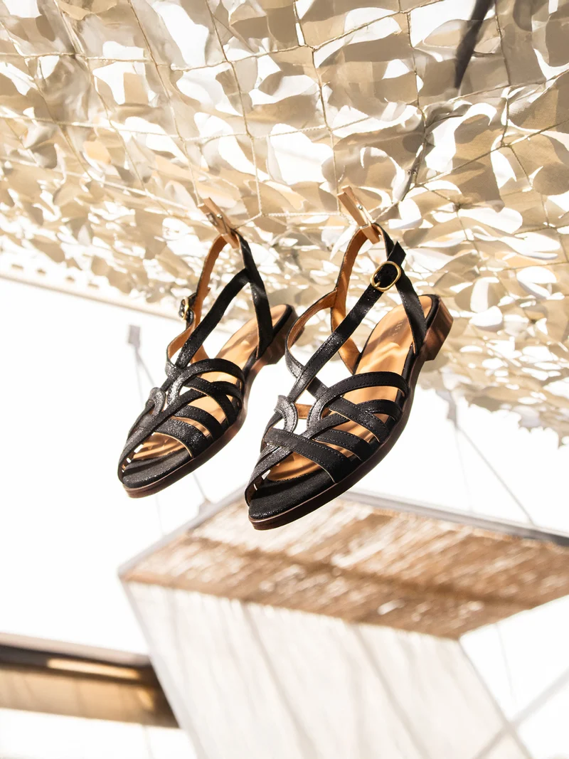 Sandales plates brides cuir irisé noir