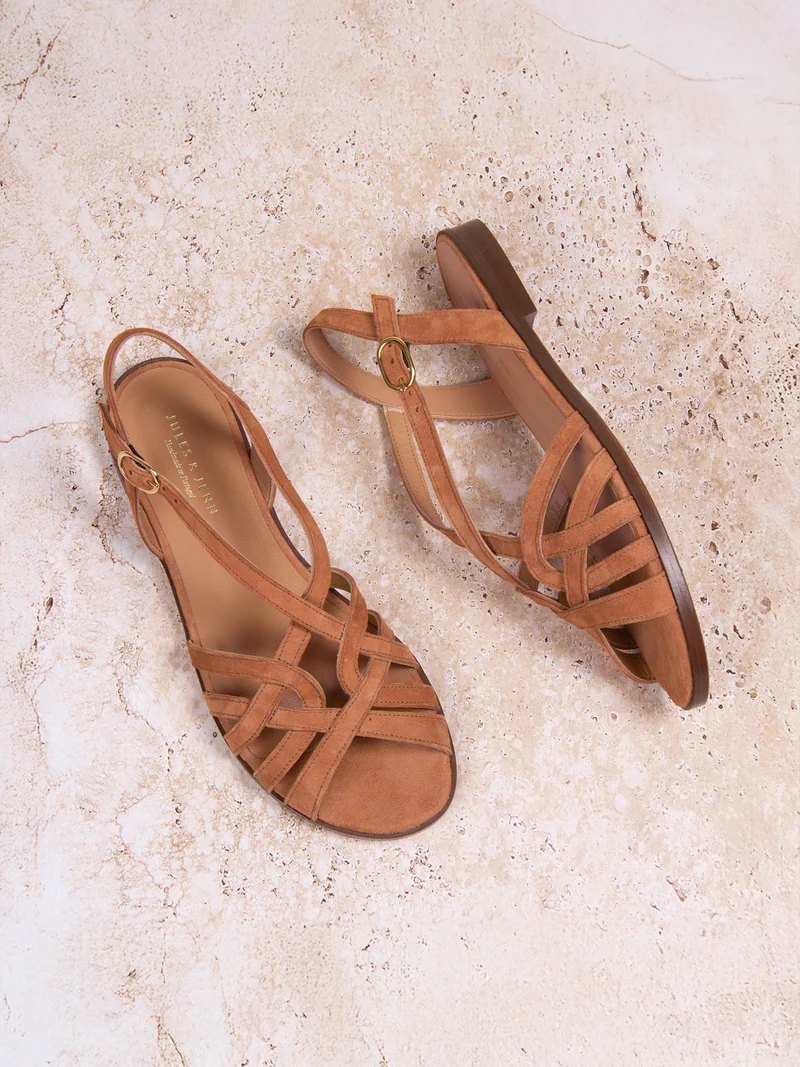 Sandales plates brides cuir daim camel