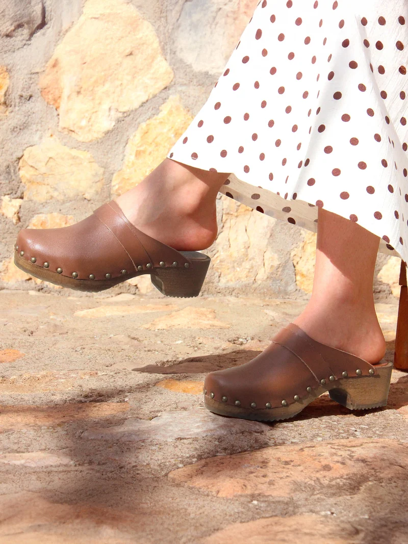 Sabots bois cuir cognac