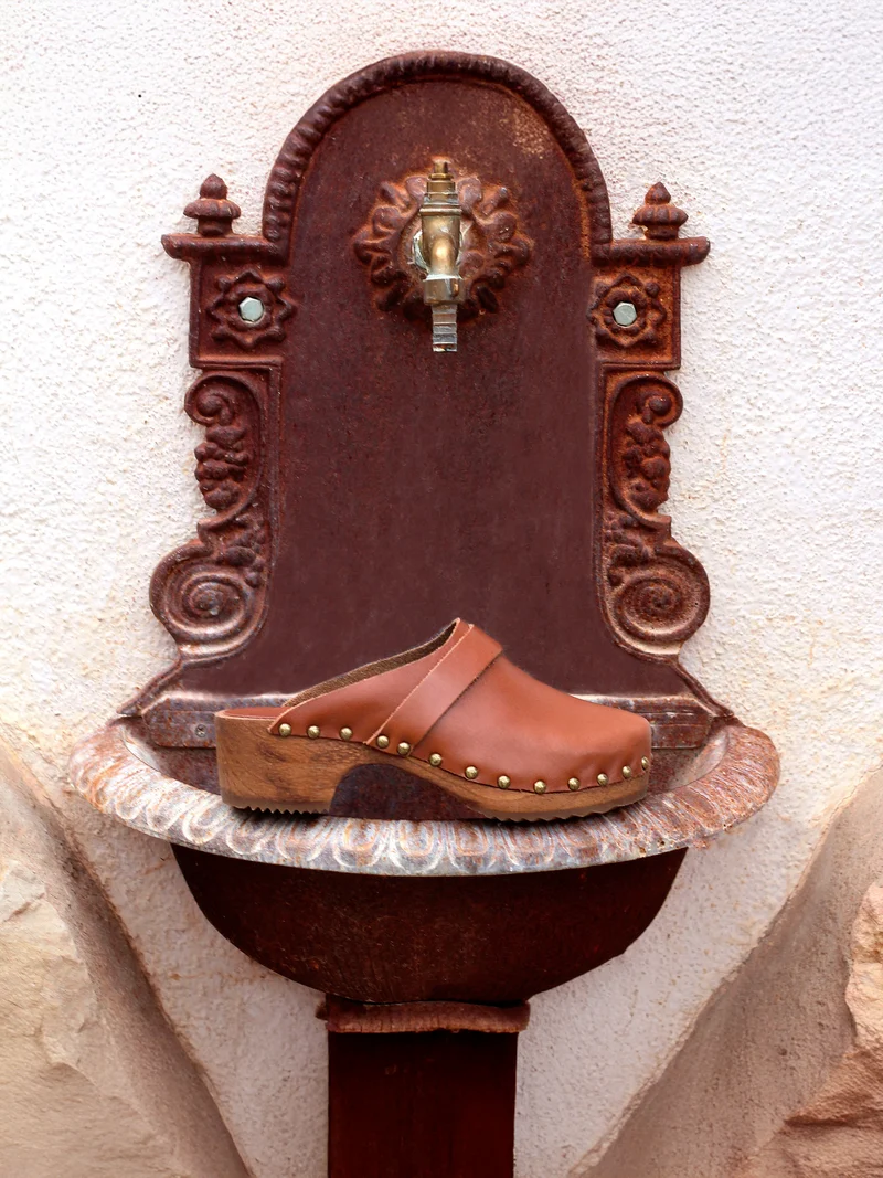 Sabots bois cuir cognac