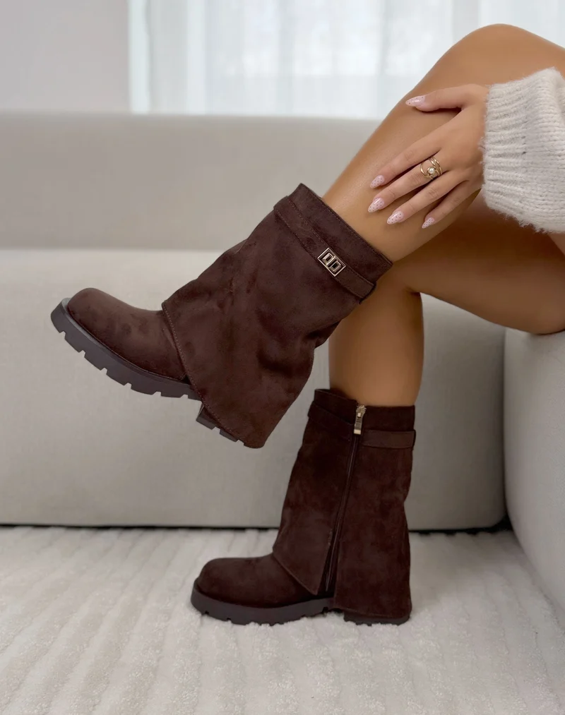Bottines femme marron tendance en suédine à revers avec bijou doré et semelle crantée