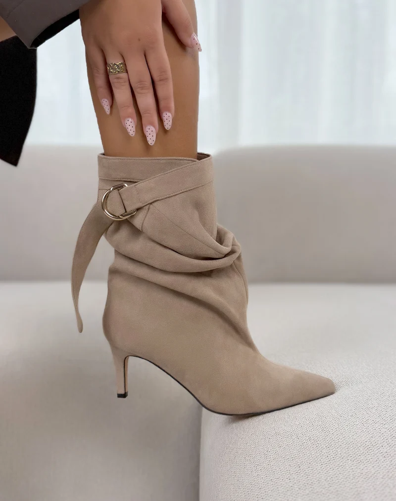 Bottines femme beige élégantes en suédine à talon aiguille et boucle dorée