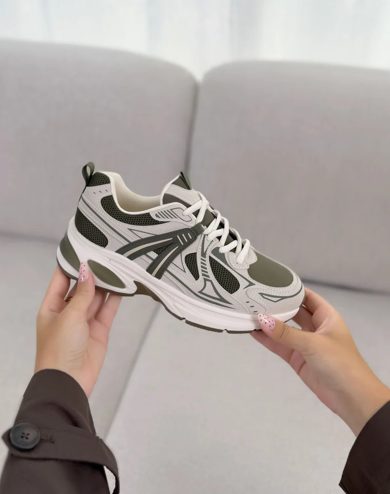 Baskets femme kaki et beige tendance à plateforme épaisse et détails contrastés