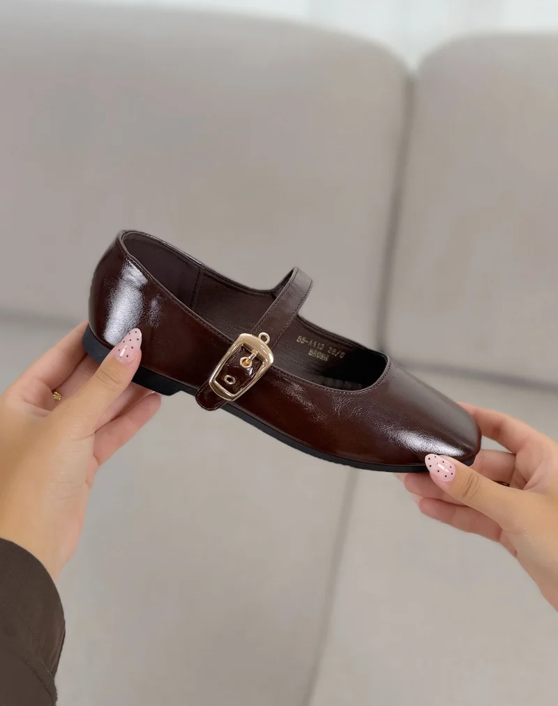 Ballerines femme marron élégantes avec bride ajustable et boucle dorée