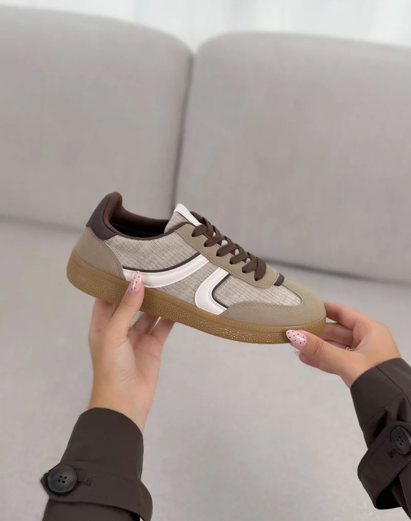 Basket femme taupe tendance effet tweed avec bandes blanches et lacets marron