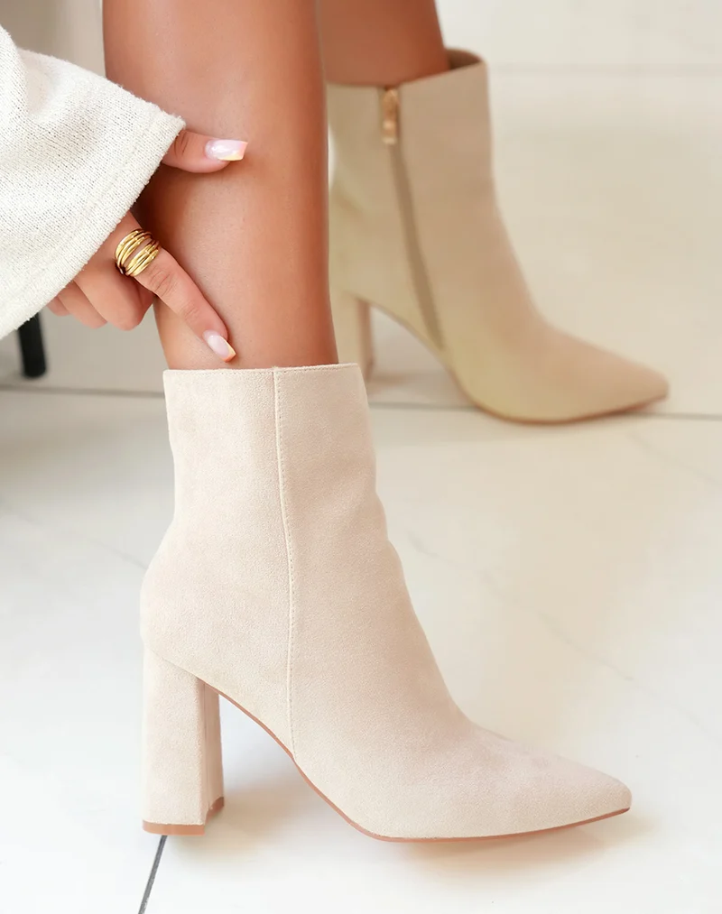 Bottines à talon en suédine beige à bout pointu
