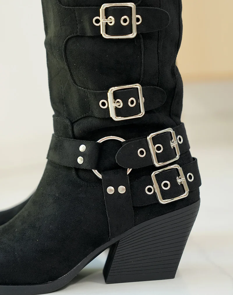Bottes noires en suédine style cow-boy et à multiples lanières