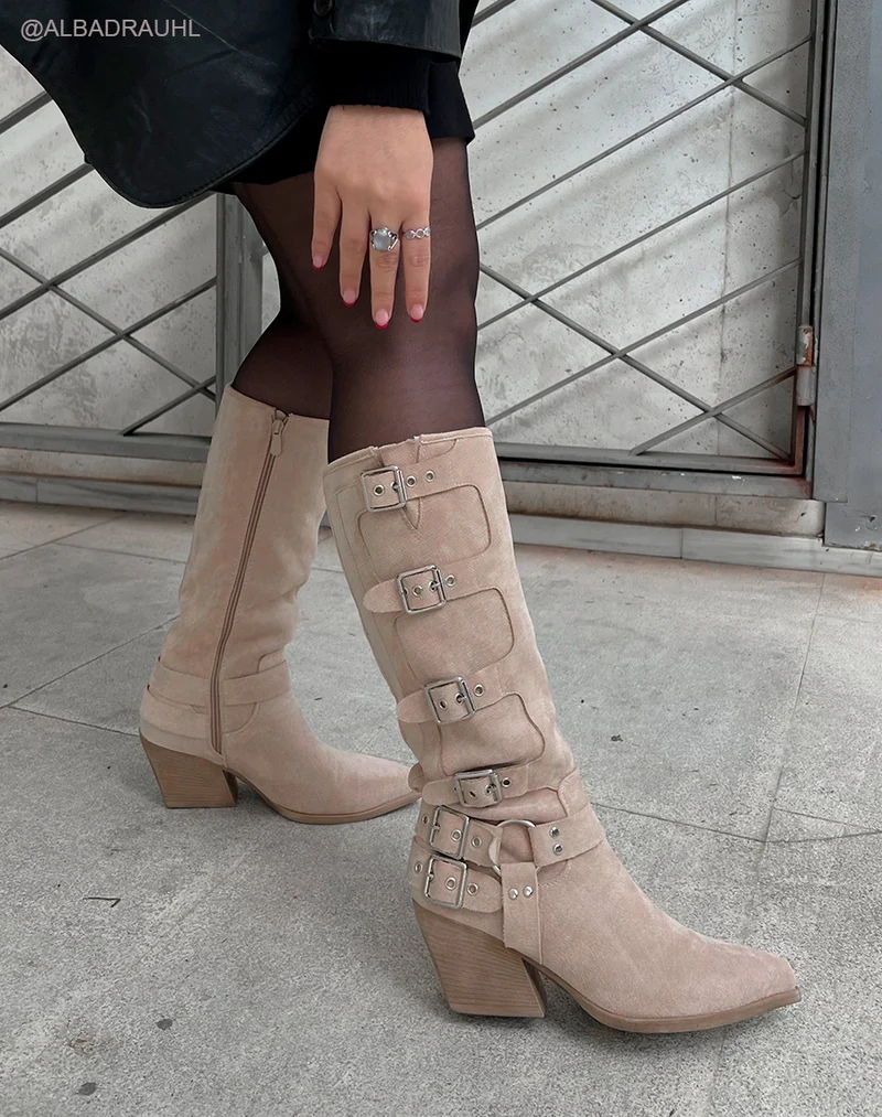 Bottes beiges en suédine style cow-boy et à multiples lanières