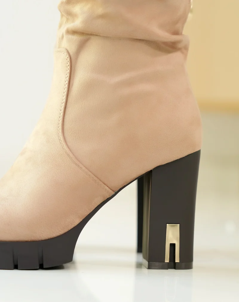 Bottines marron clair effet daim à talons avec détail doré pour femme