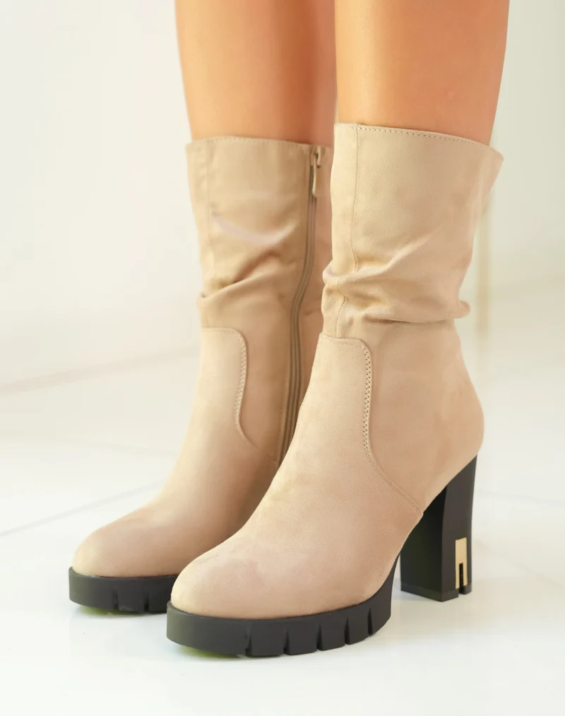 Bottines marron clair effet daim à talons avec détail doré pour femme