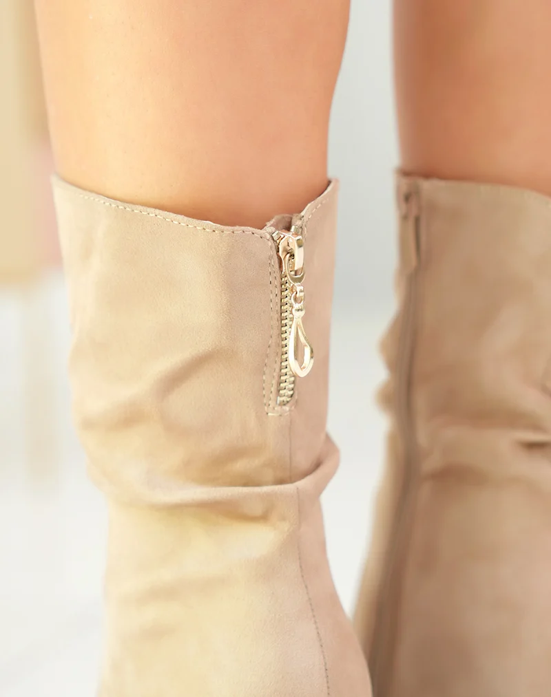 Bottines marron clair effet daim à talons avec détail doré pour femme