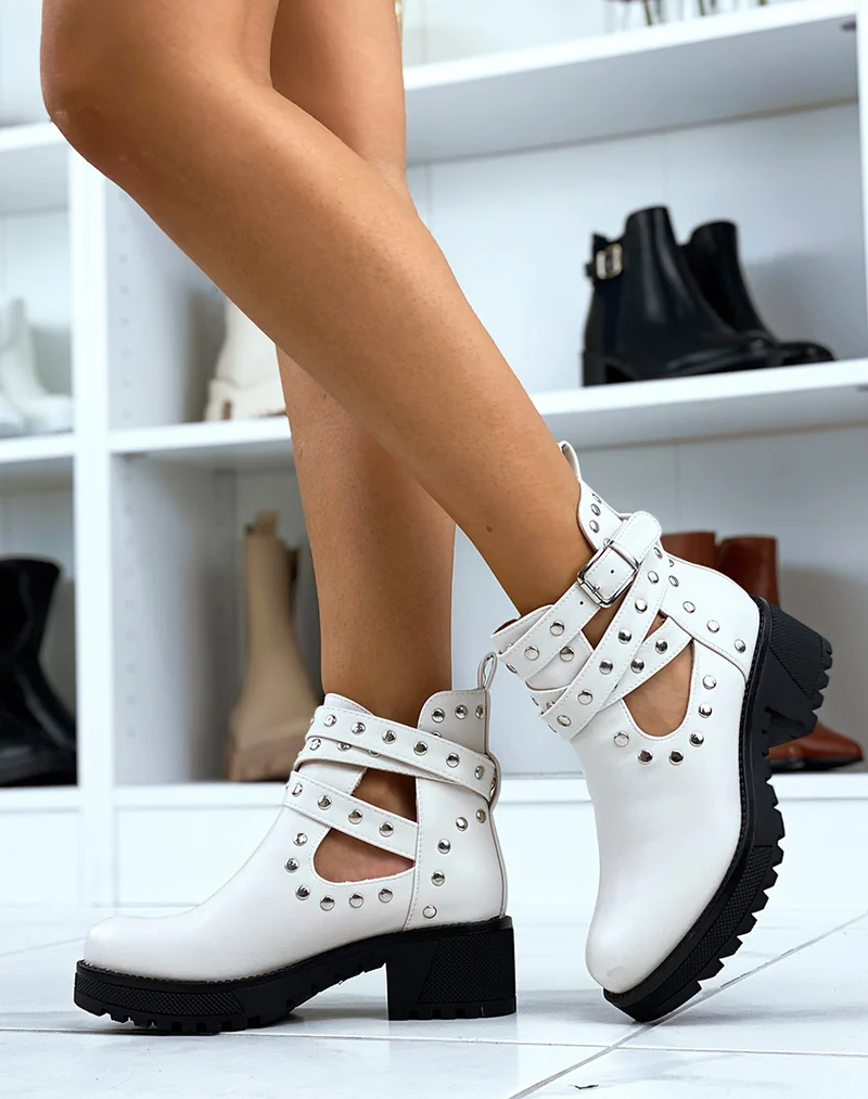 Bottines à talon mi-haut beige cloutées